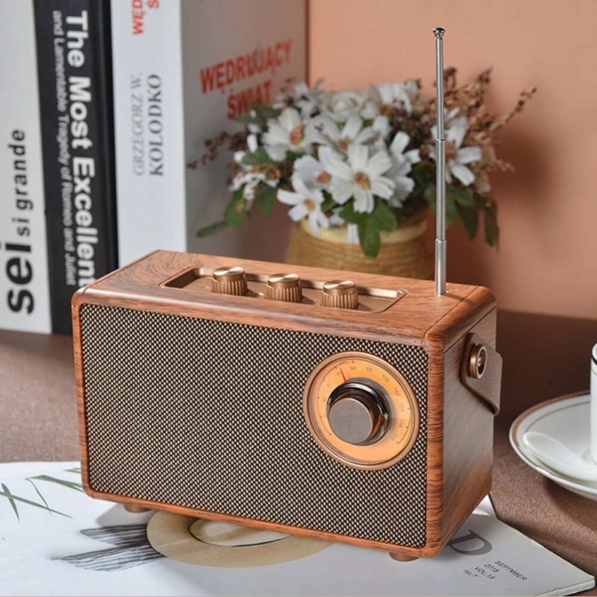 Ραδιόφωνο σε ρετρό σχέδιο vintage ξύλινο μίνι μικρό