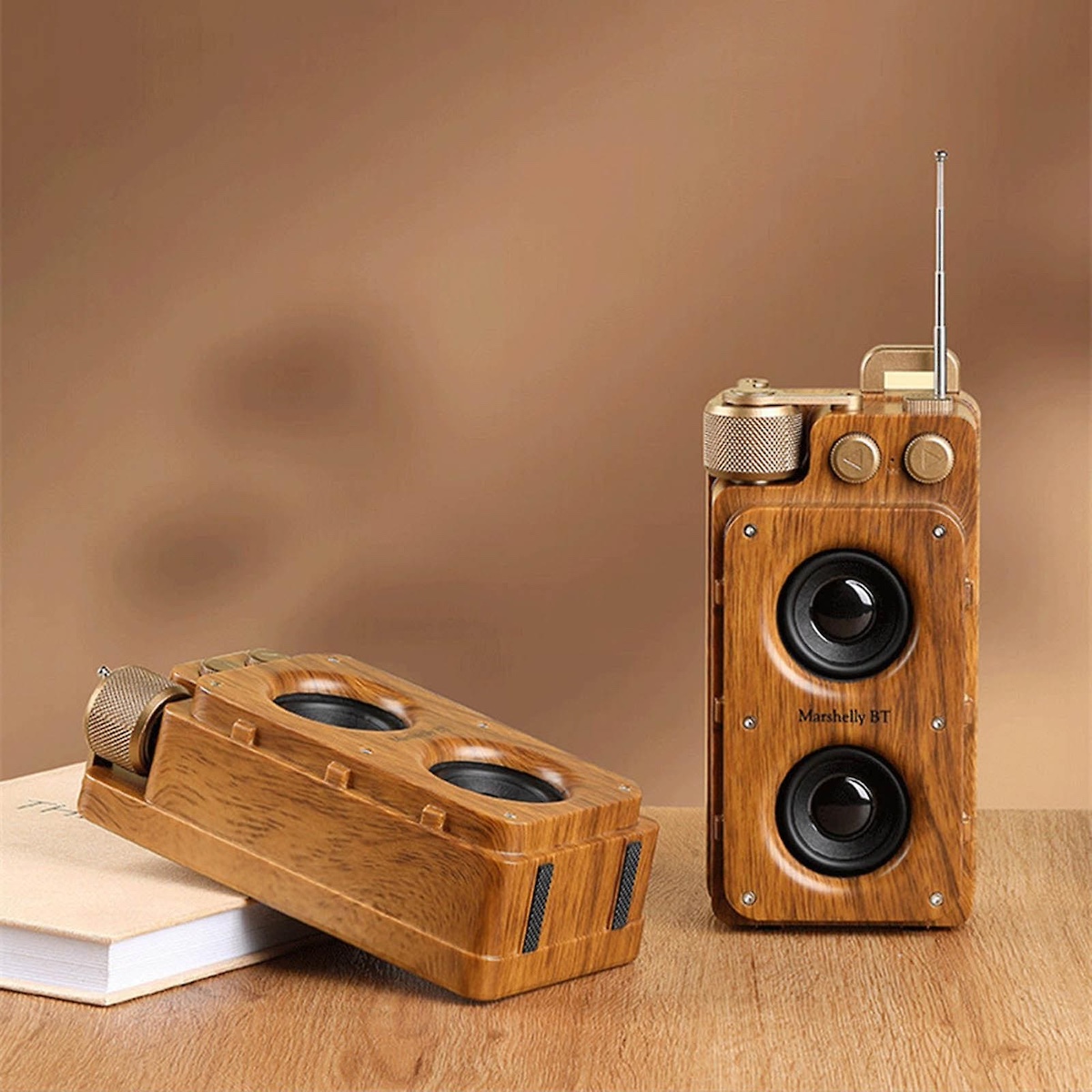 μικρό φορητό ρετρό vintage ξύλινο ραδιόφωνο